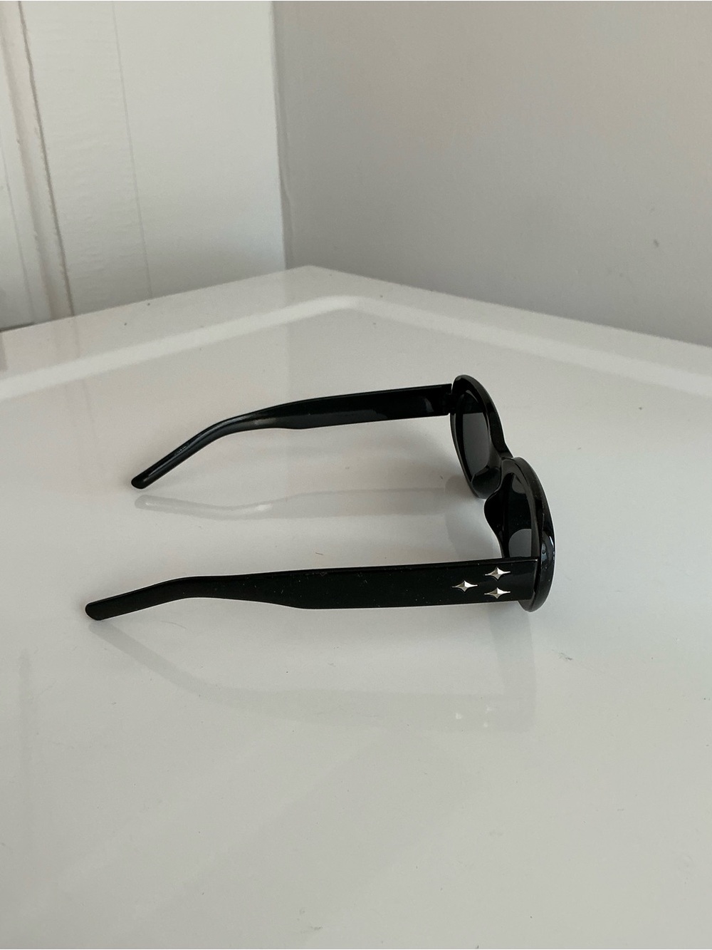 Black Oval Women’s Sunglasses - Classic Chic - Picture 2 of 3